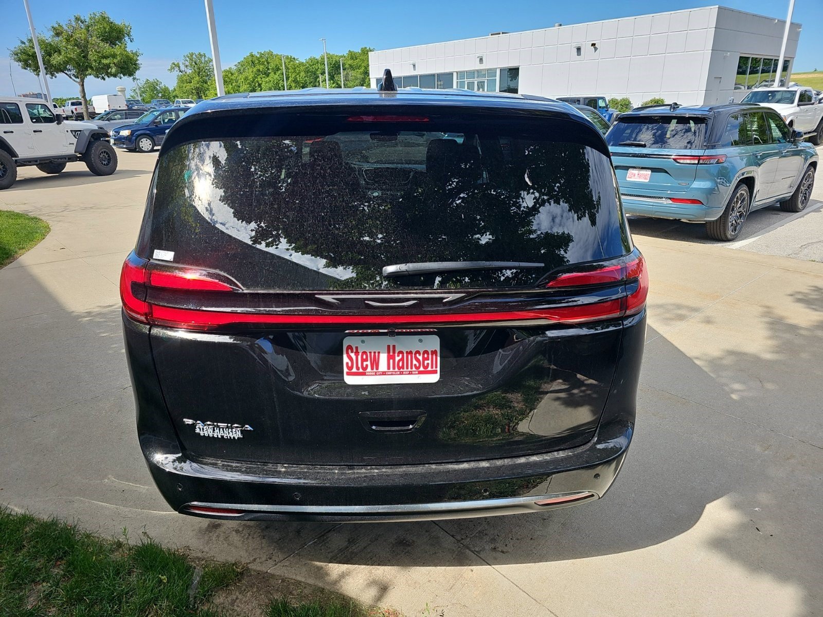 New 2027 Diamond Black Crystal Pearlcoat Chrysler Select image 4