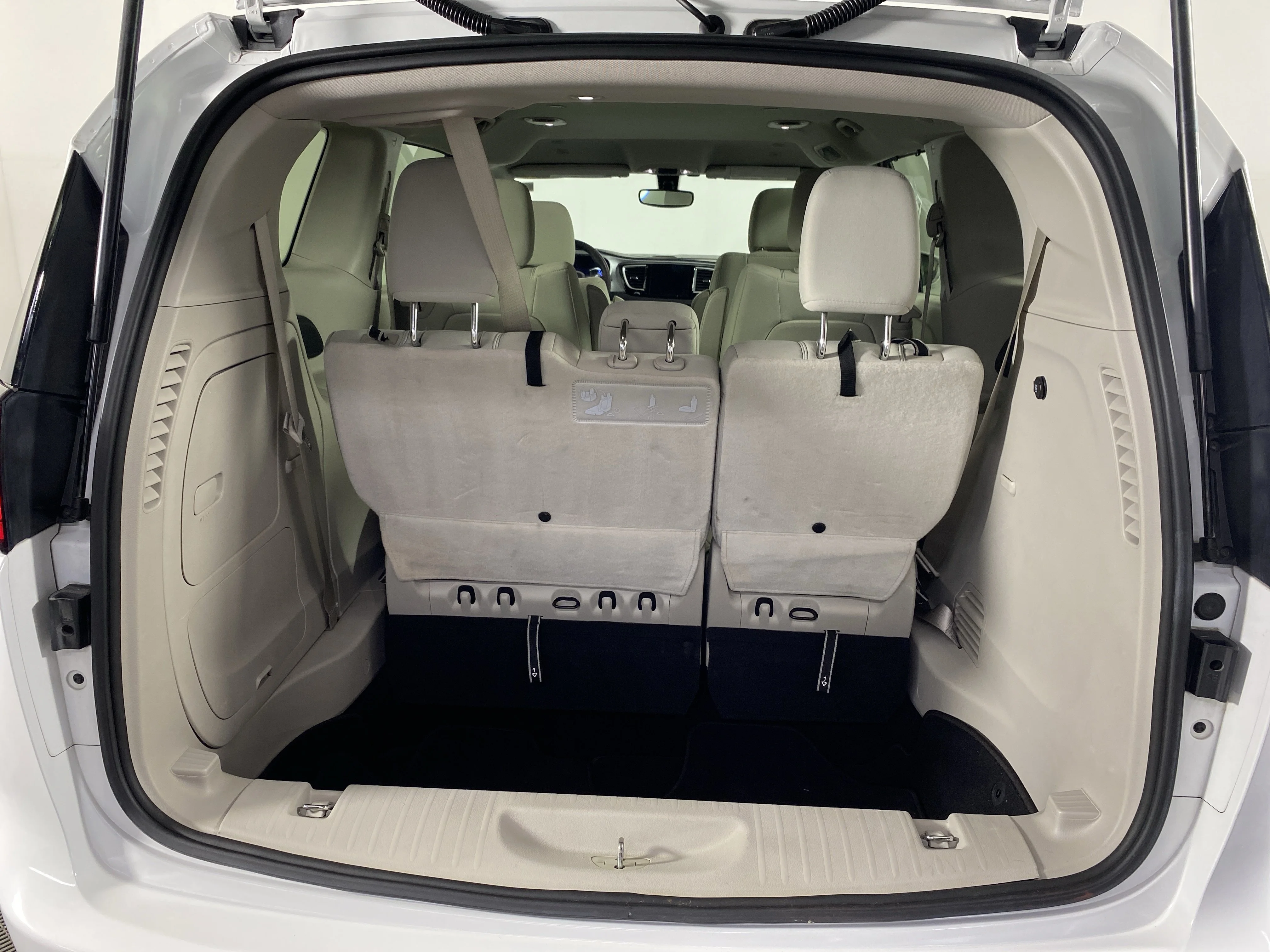 Used 2018 Bright White Clearcoat Chrysler Hybrid Touring Plus image 32