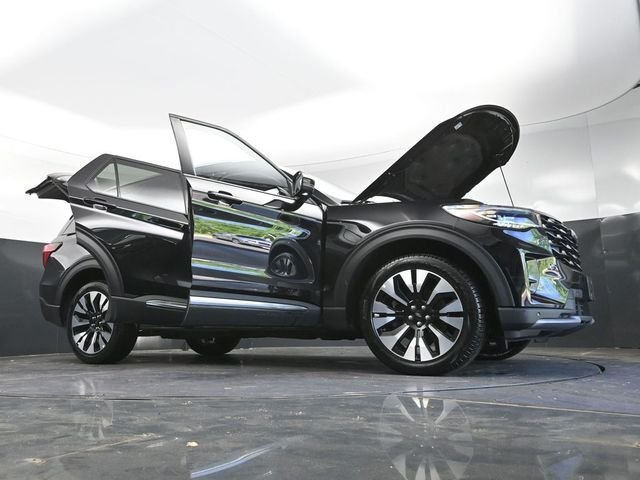 Used 2025 Black Metallic Ford Platinum image 45
