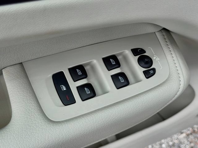 Used 2022 Ice White Volvo Momentum image 22
