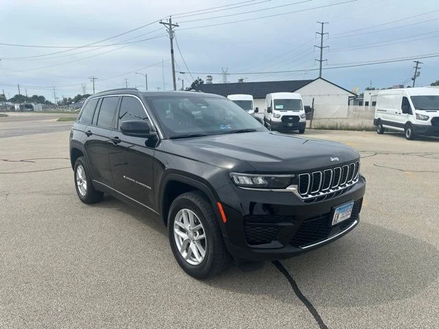 Used 2024 Diamond Black Jeep Laredo X image 5