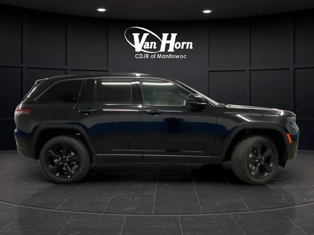 New 2026 Diamond Black Crystal Pearl-Coat Exterior Paint Jeep Limited image 2