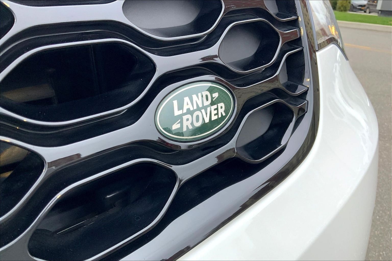 Certified Used 2025 Fuji White Land Rover Dynamic SE image 31