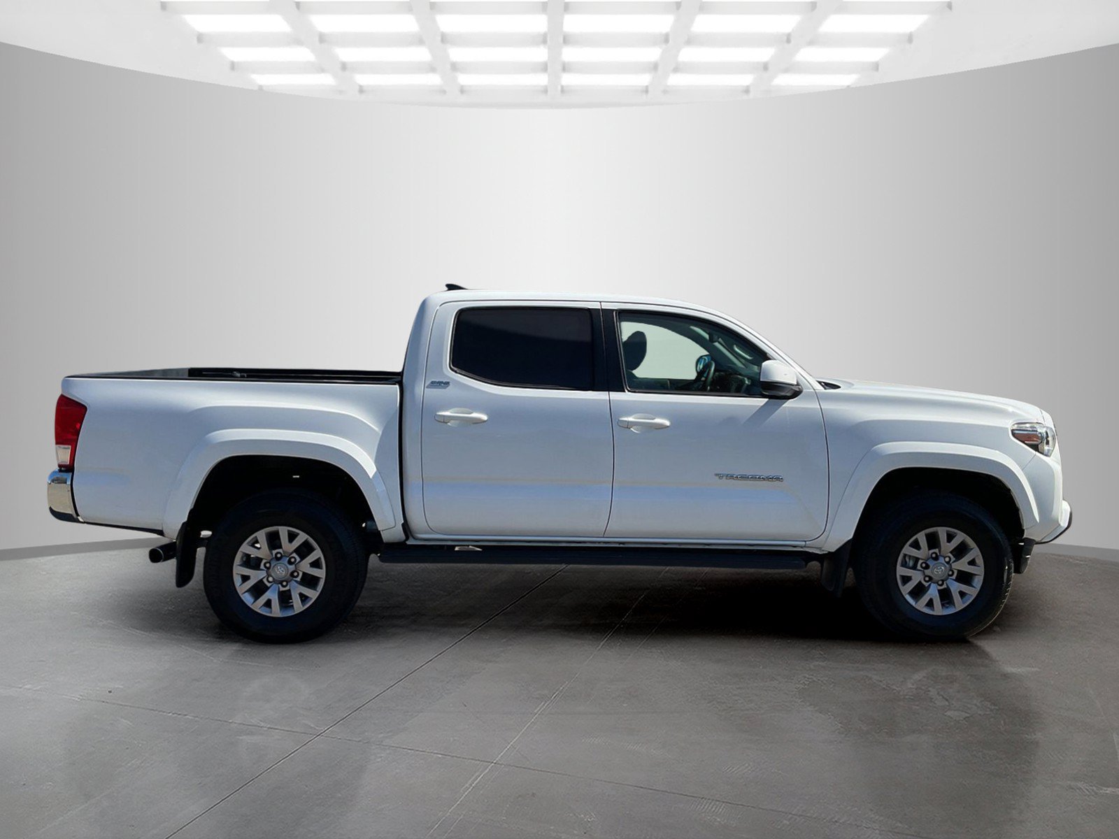 Used 2017 Super White Toyota SR5 image 6