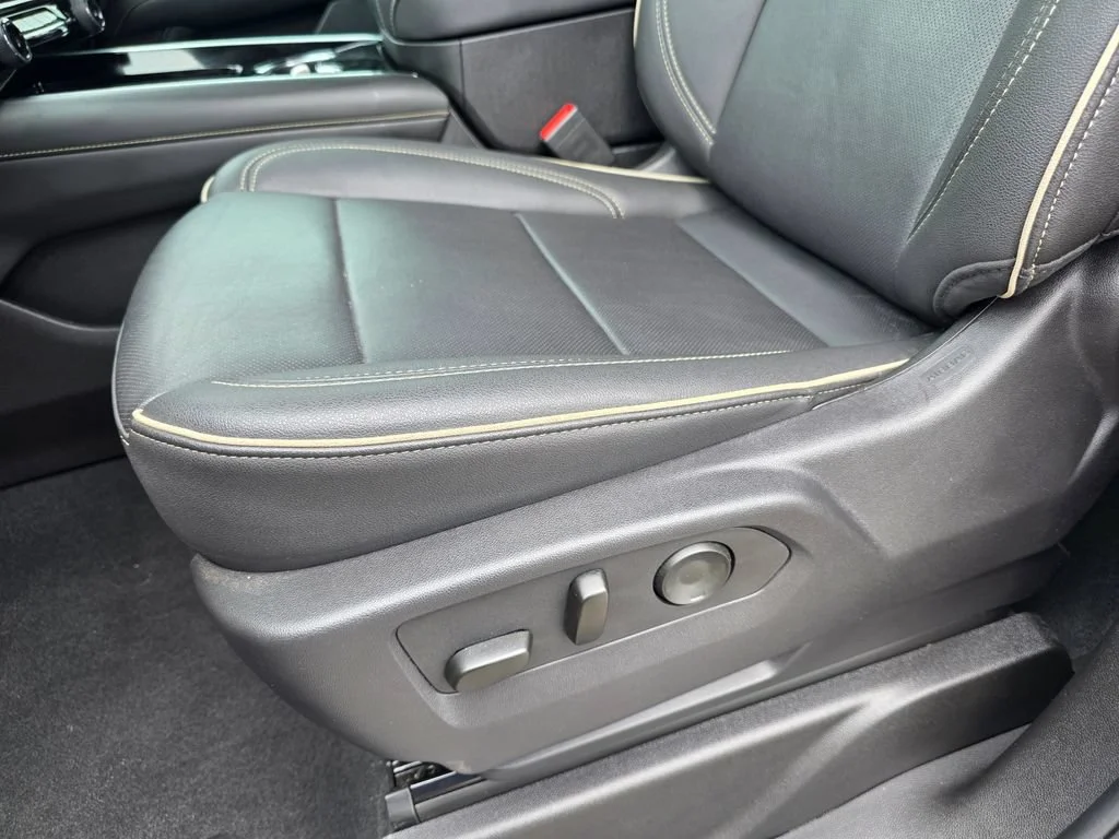 Used 2025 Sterling Gray Metallic Chevrolet Premier image 12