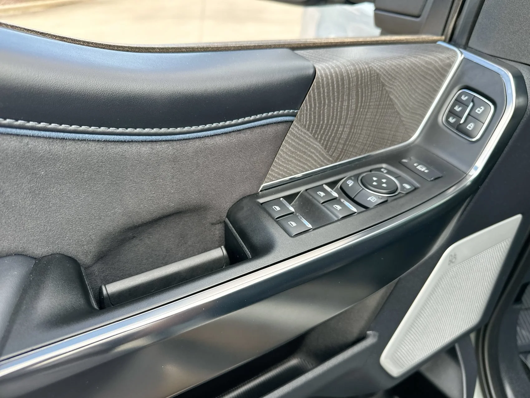 Used 2025 Avalanche Ford Platinum image 13