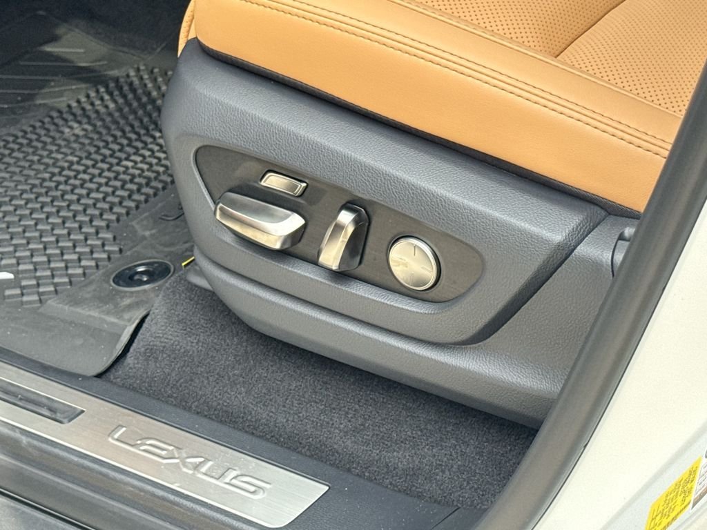 New 2026 Eminent White Pearl Lexus PREMIUM image 15