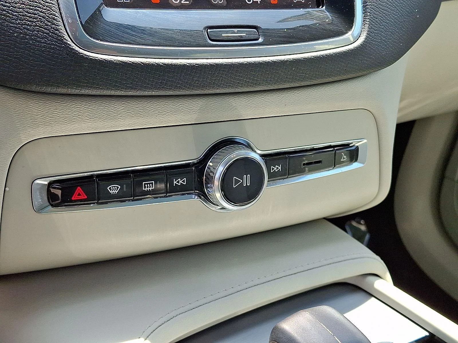 Used 2023 Thunder Grey Metallic Volvo Core image 17
