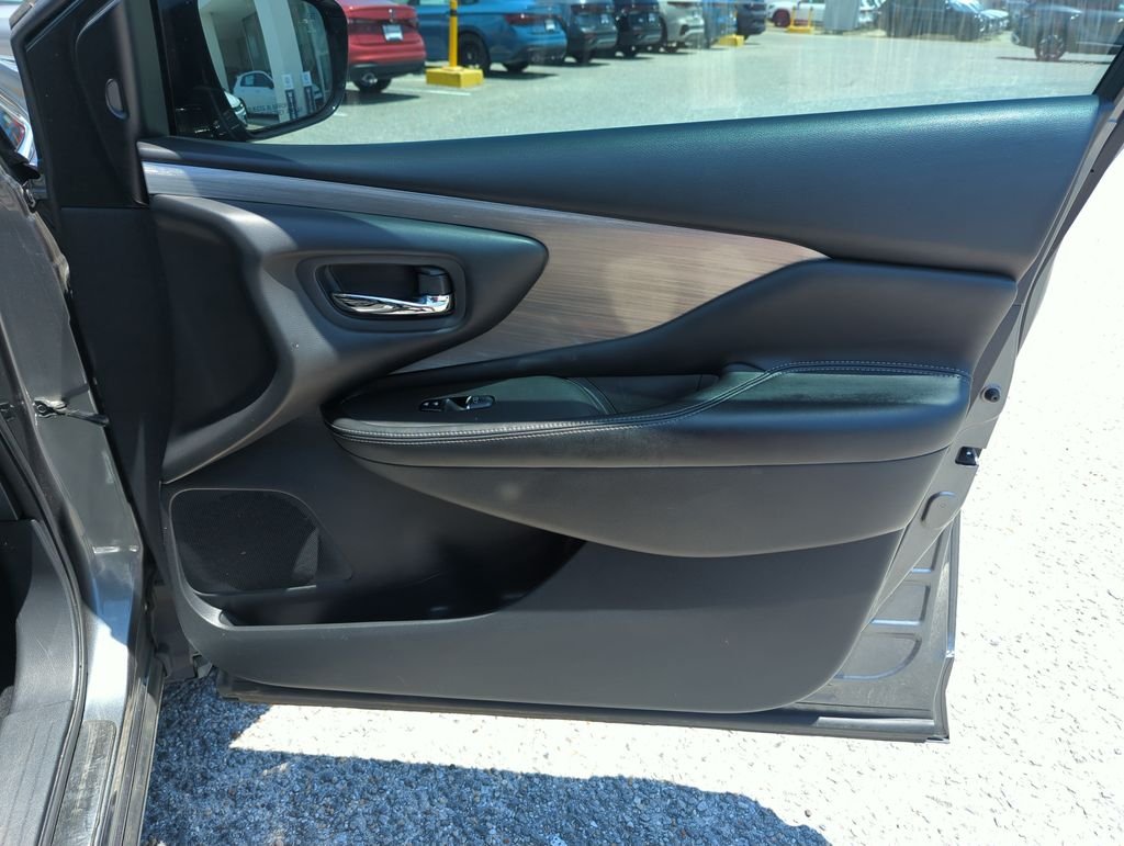Used 2016 Gray Nissan Platinum image 33