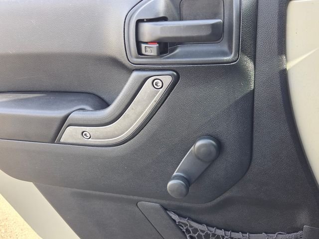 Used 2017  Jeep Sport image 27