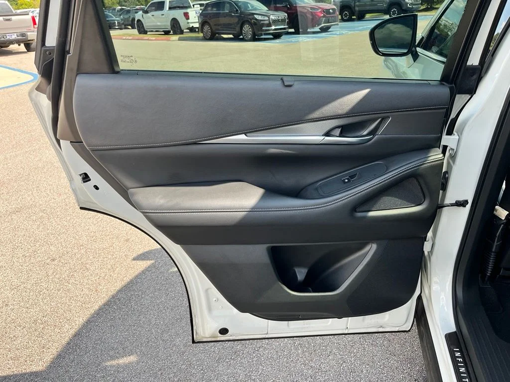 Used 2023 White INFINITI LUXE image 10