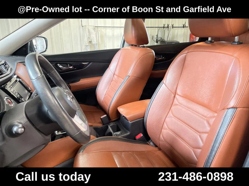 Used 2017  Nissan SL image 13