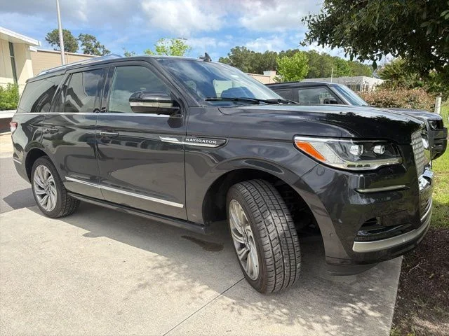 Used 2022 Gray Lincoln Reserve image 6