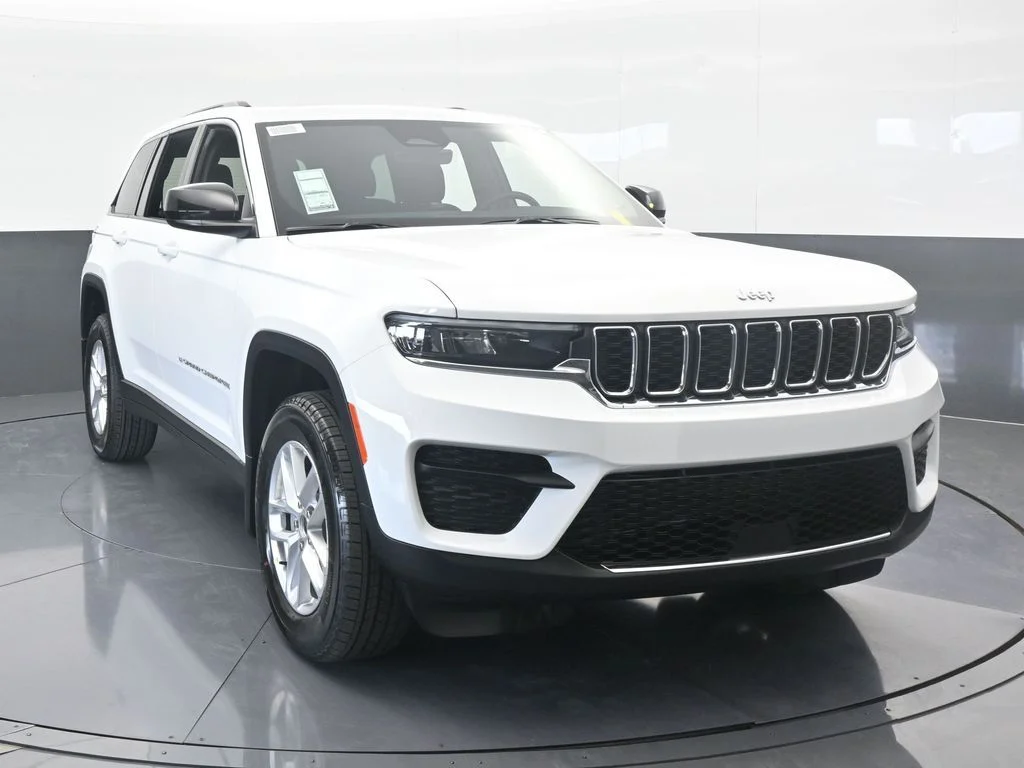 Used 2025 Bright White Clearcoat Jeep Laredo X image 9