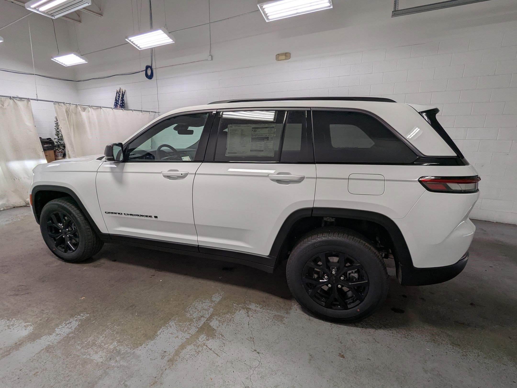 New 2026 Bright White Clear-Coat Exterior Paint Jeep Laredo Altitude image 8