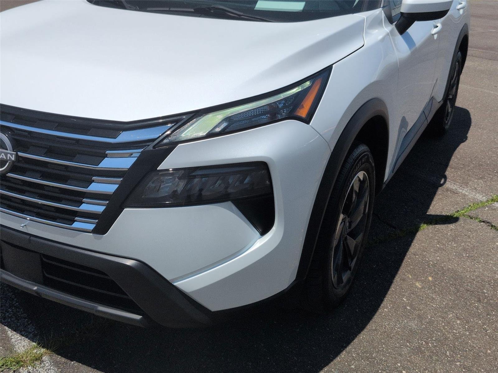 Used 2024 Everest White Pearl Nissan SV image 9