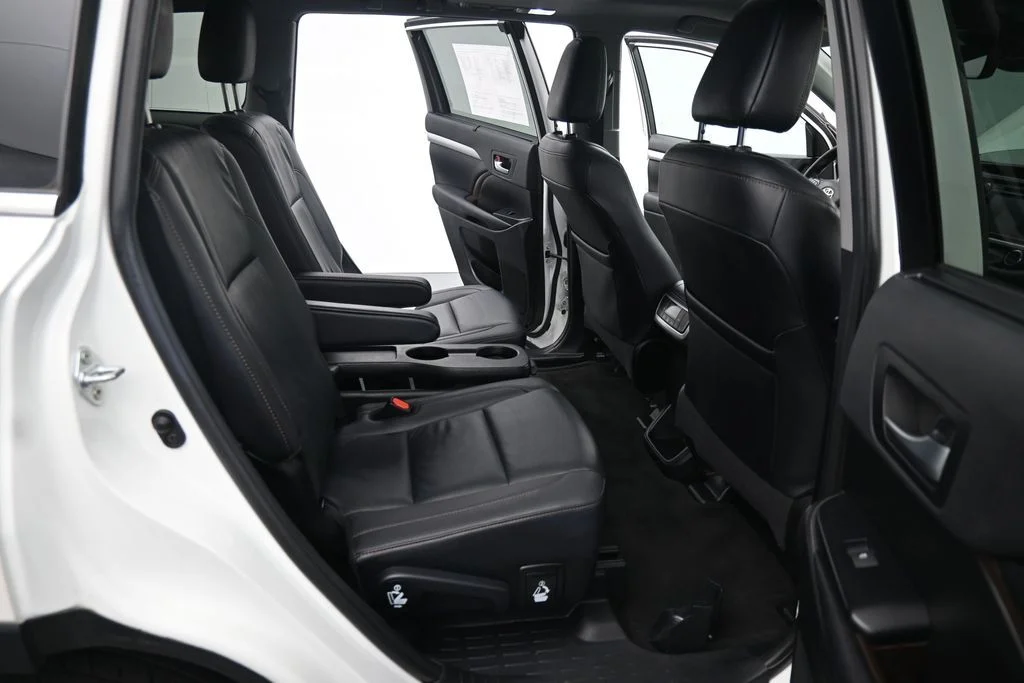 Used 2019 White Toyota XLE image 18