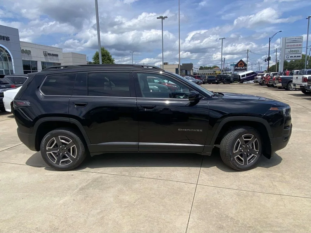 New 2026 Diamond Black Crystal Pearl-Coat Exterior Paint Jeep Limited image 36