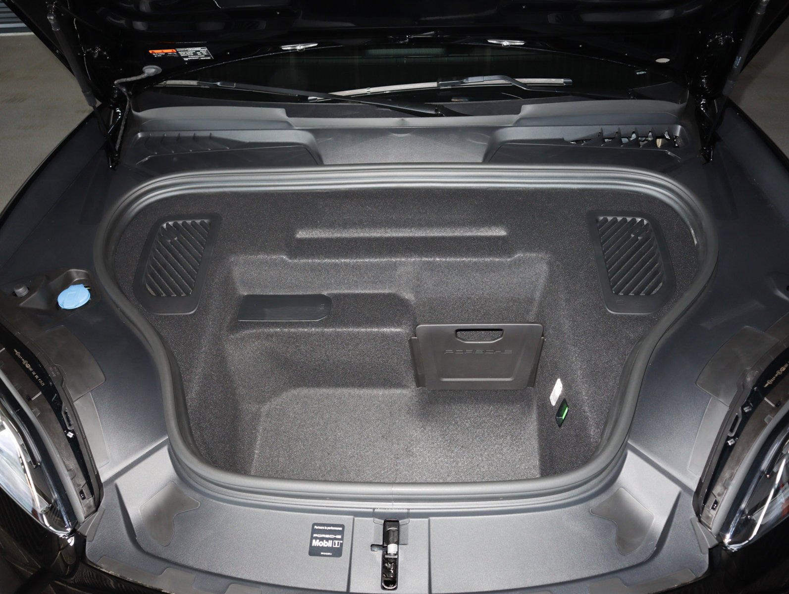 2025 Porsche Macan Turbo Electric - Photo 28