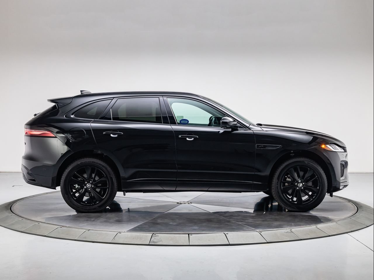 2026 Jaguar F-Pace R-Dynamic S - Photo 6