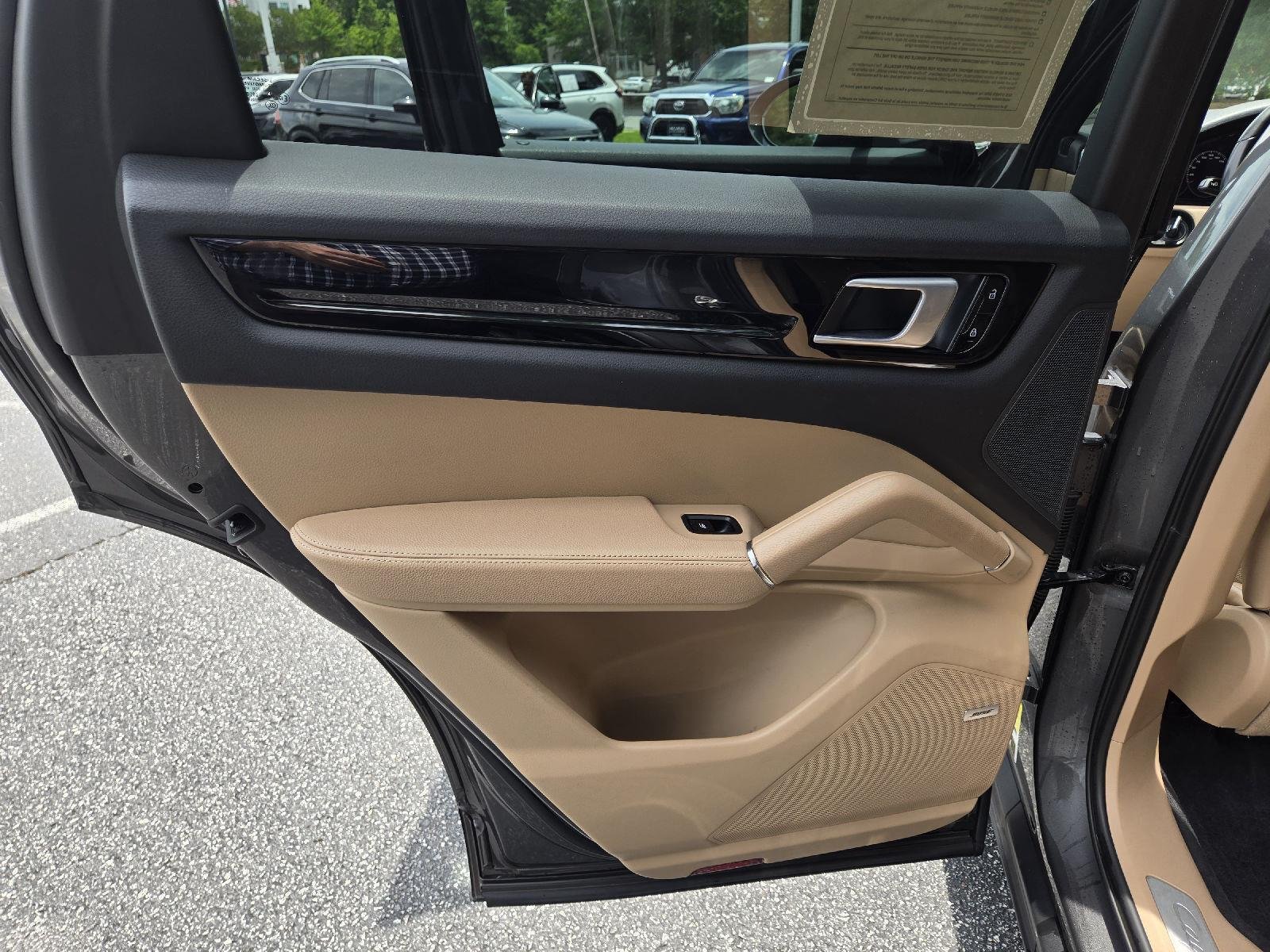 Used 2020  Porsche Base image 9