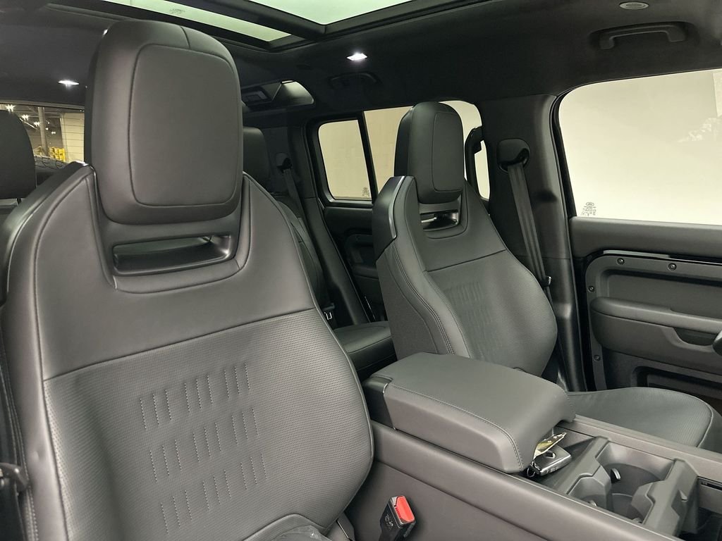 New 2026 Narvik Black Land Rover OCTA image 14