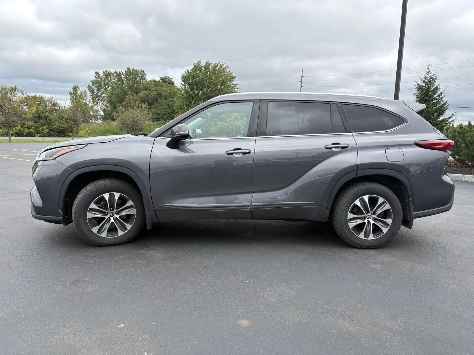 Used 2022 Magnetic Gray Metallic Toyota XLE image 7