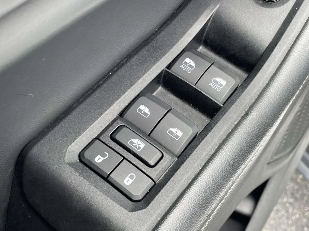 Used 2023 White Jeep Altitude image 25