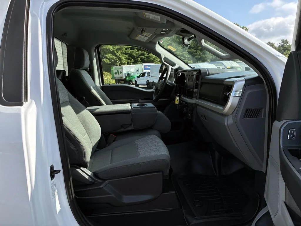 Used 2025 Oxford White Ford XLT image 9