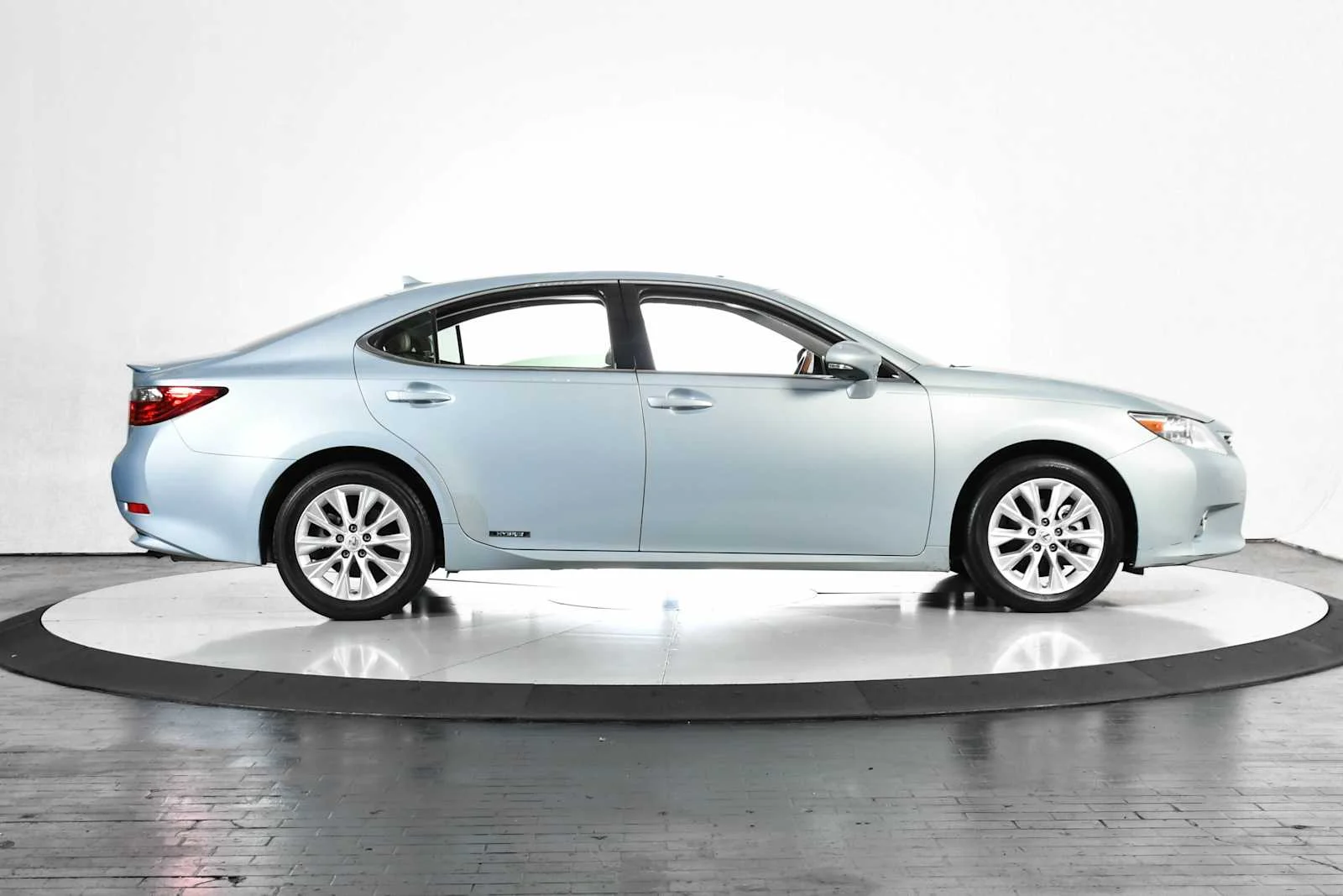 Used 2014 Cerulean Blue Metallic Lexus Hybrid image 6