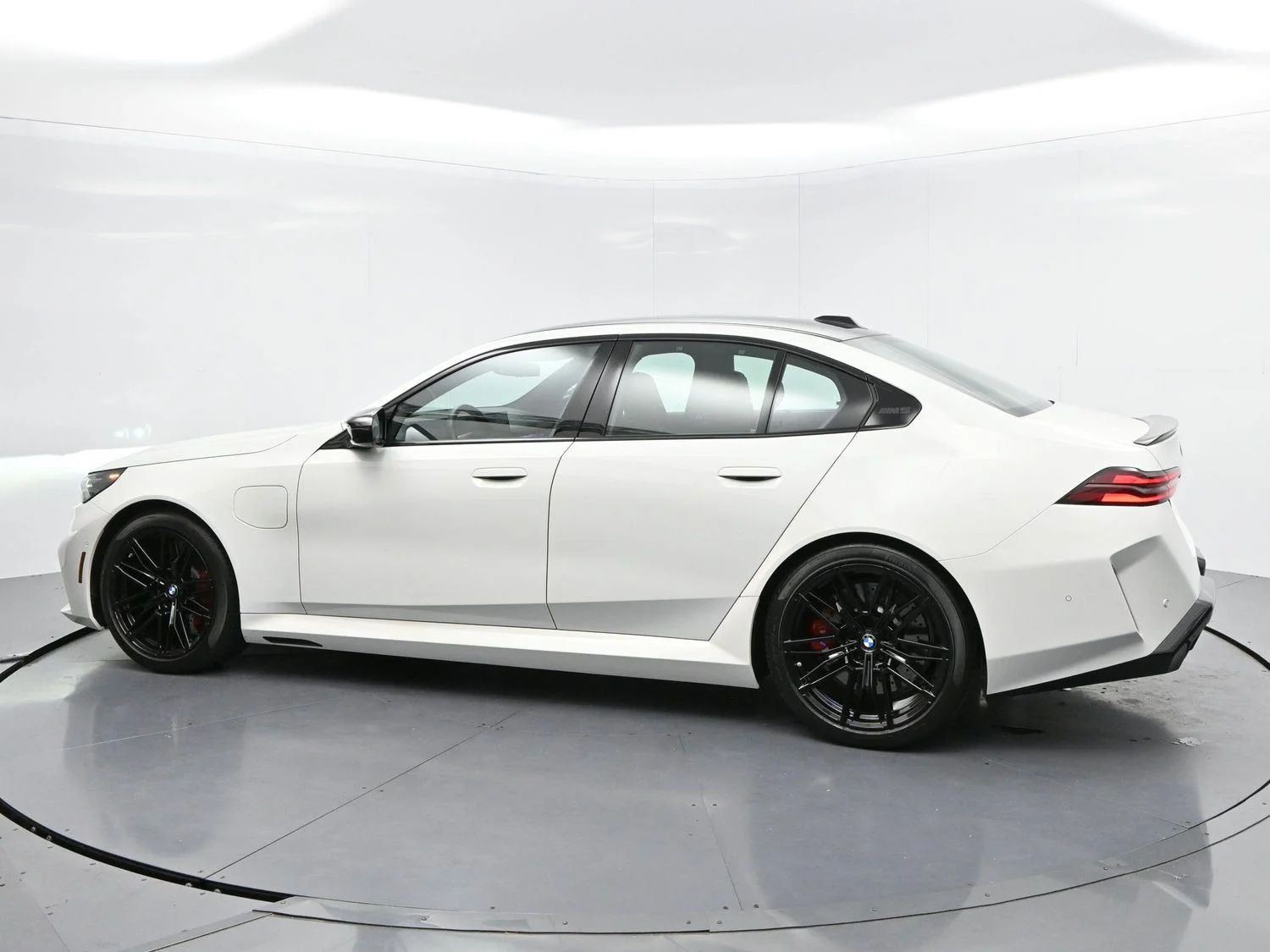 Used 2025 Alpine White BMW Sedan image 5