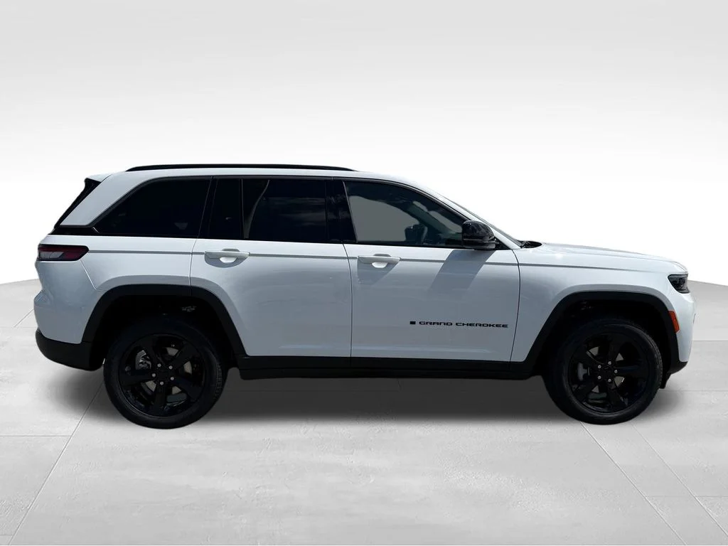 New 2026 Bright White Clear-Coat Exterior Paint Jeep Limited image 30