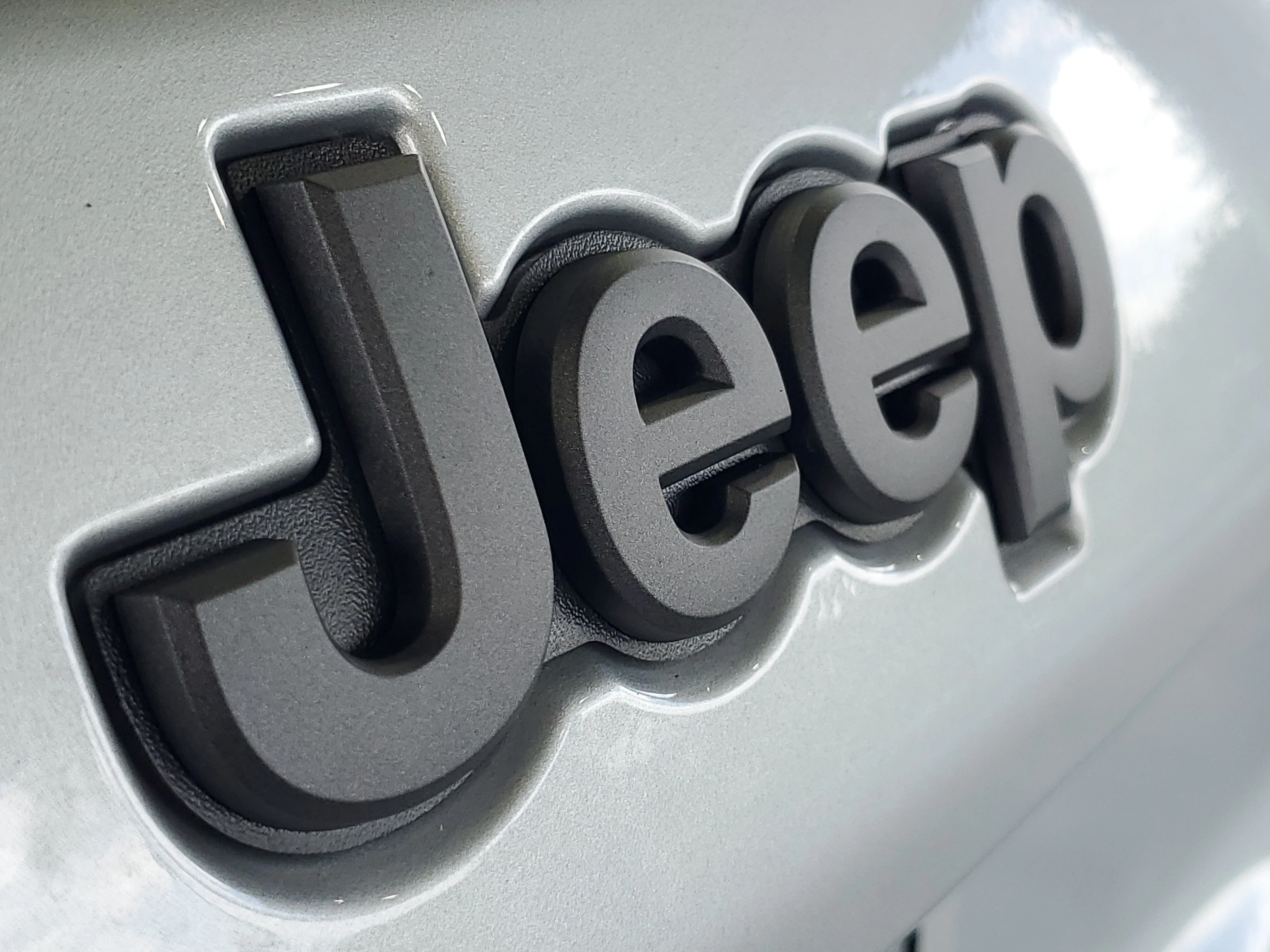 New 2026 Silver Zynith Metallic Clear-Coat Exterior Paint Jeep Latitude Altitude image 5