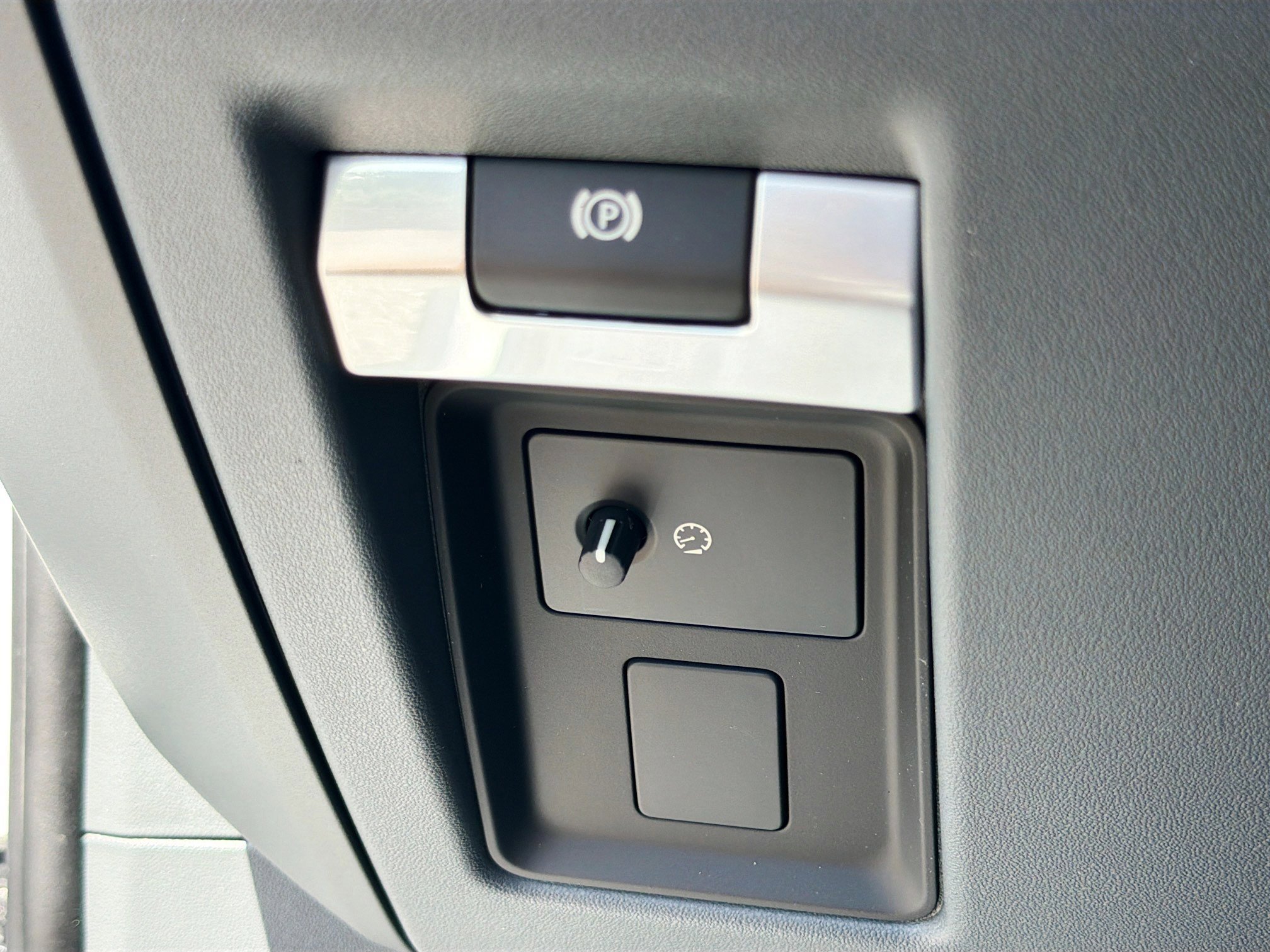 New 2026 Fuji White Land Rover X-Dynamic SE image 37