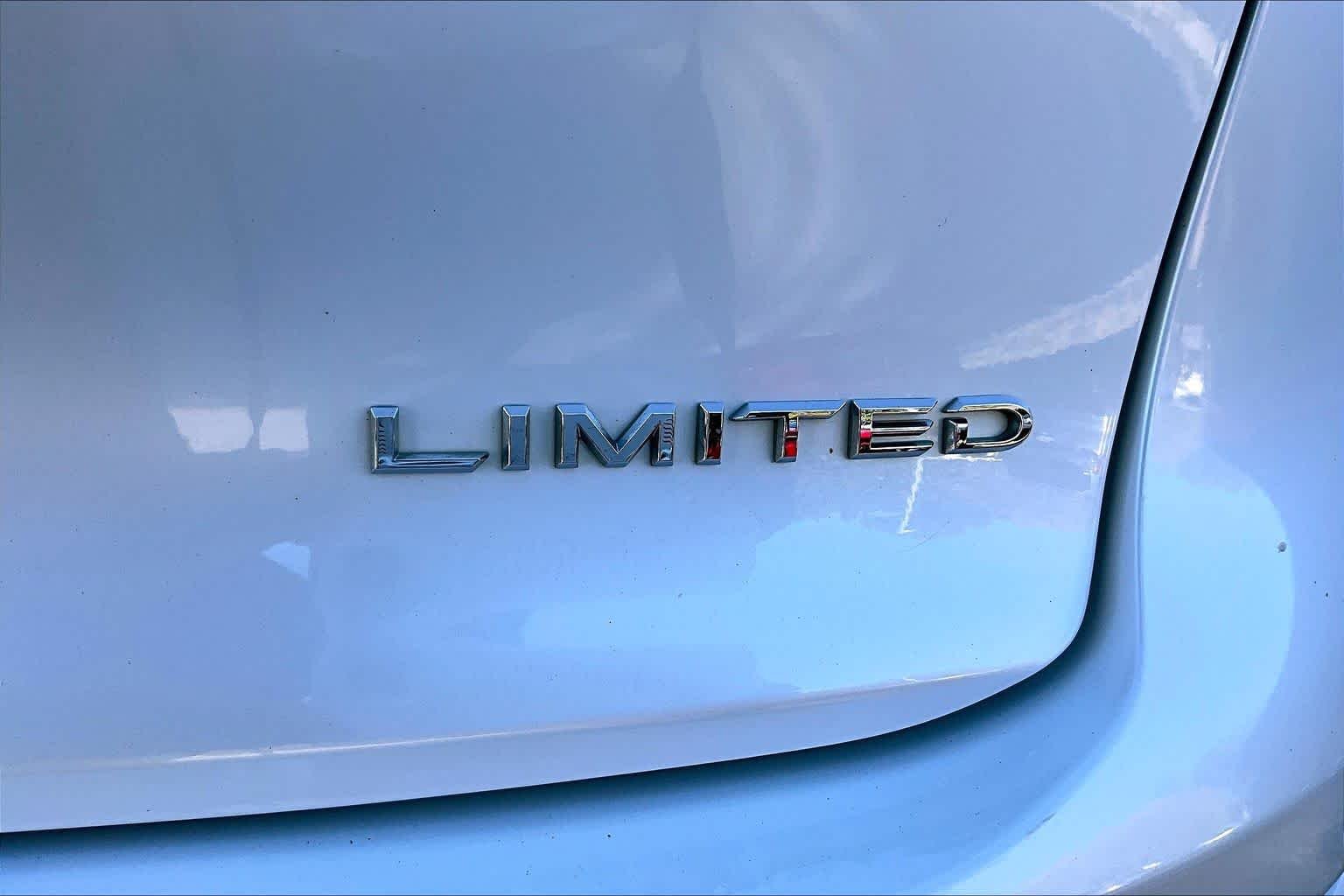 Used 2023 Oxygen White Toyota Limited image 10