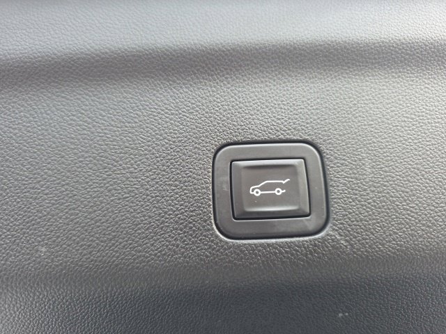 Used 2025 White Chevrolet LT image 32