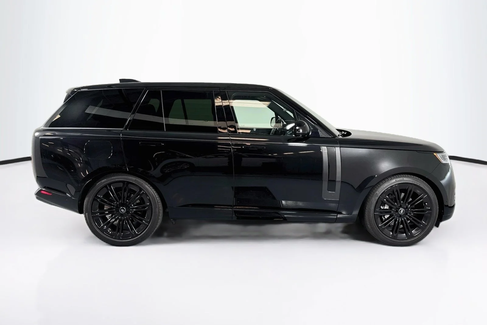 Used 2025 Santorini Black Metallic Land Rover SE image 4