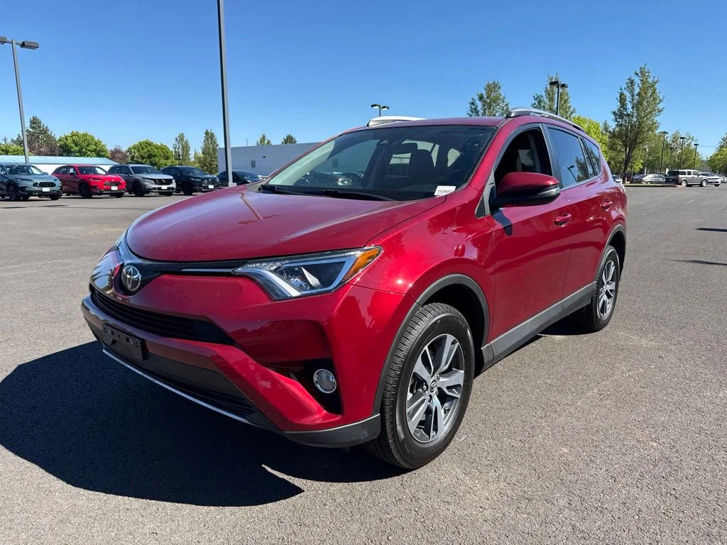 Used 2018 Ruby Flare Pearl Toyota XLE image 3