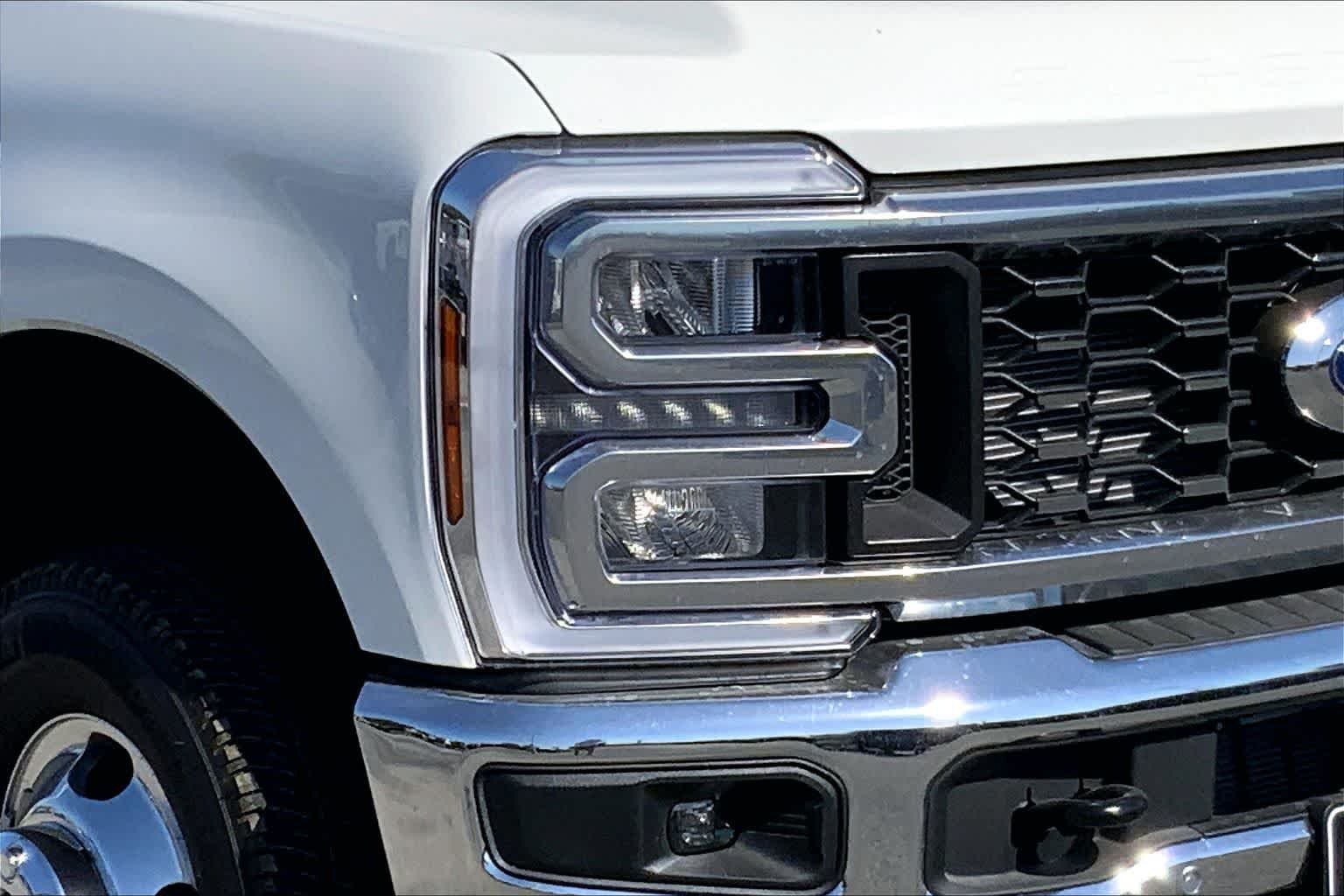 New 2026 Star White Metallic Tri-Coat Ford F-350® King Ranch® image 10