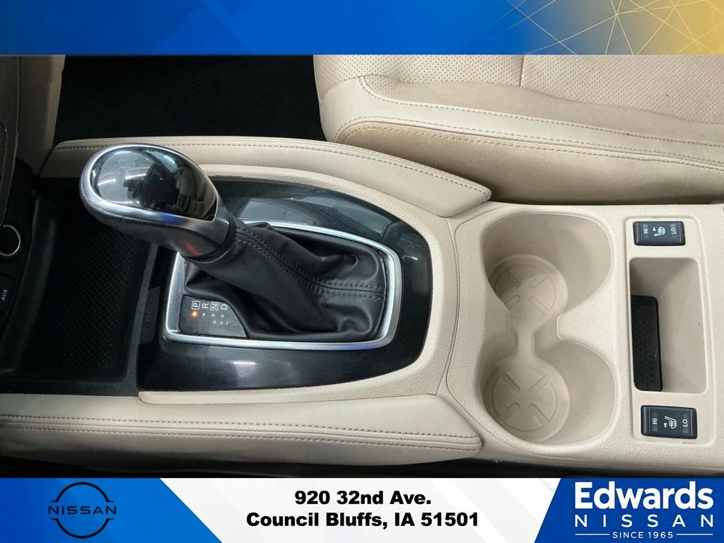 Used 2017 White Nissan  image 27