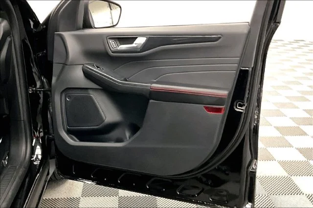 Used 2025 Agate Black Metallic Ford ST-Line image 21