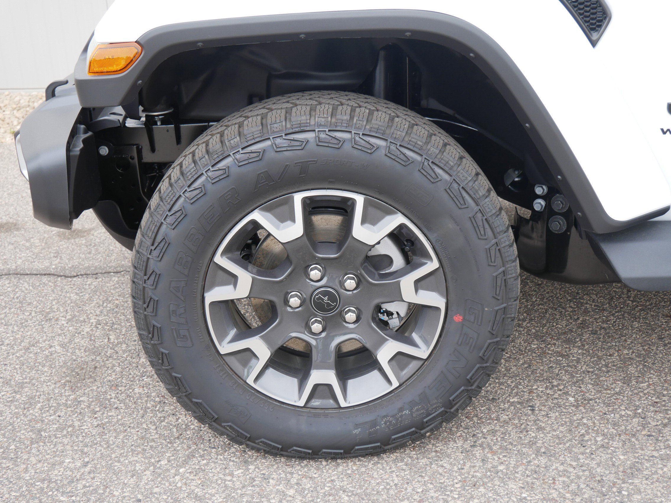 New 2026 Bright White Clear-Coat Exterior Paint Jeep Sahara image 5