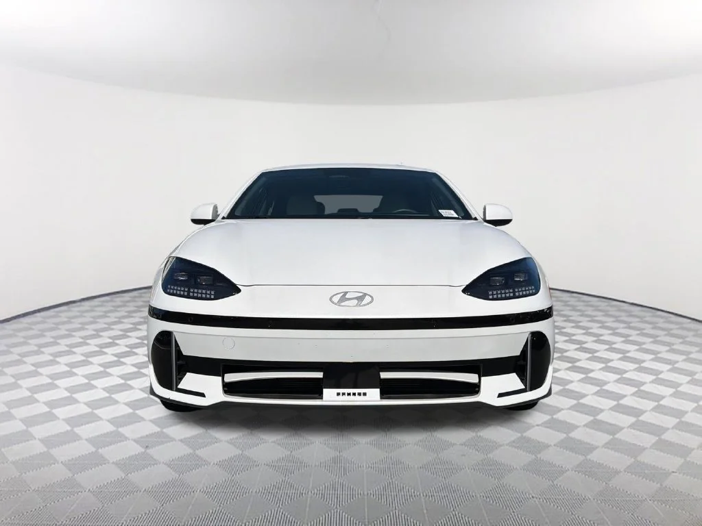 Used 2024 White Hyundai SEL image 2