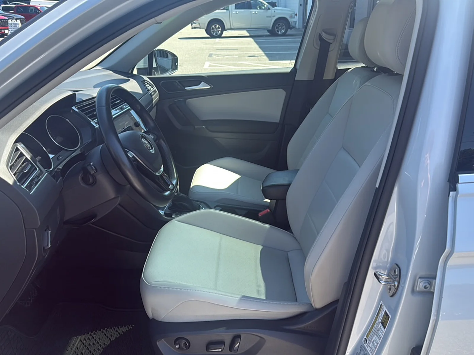 Used 2018 Platinum Gray Metallic Volkswagen SEL 4 MOTION image 12