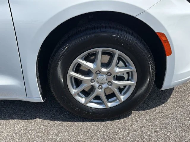 New 2027 White/off-white Chrysler Select image 14