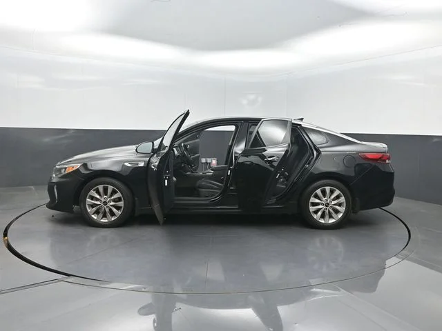 Used 2018 Black Kia S image 37