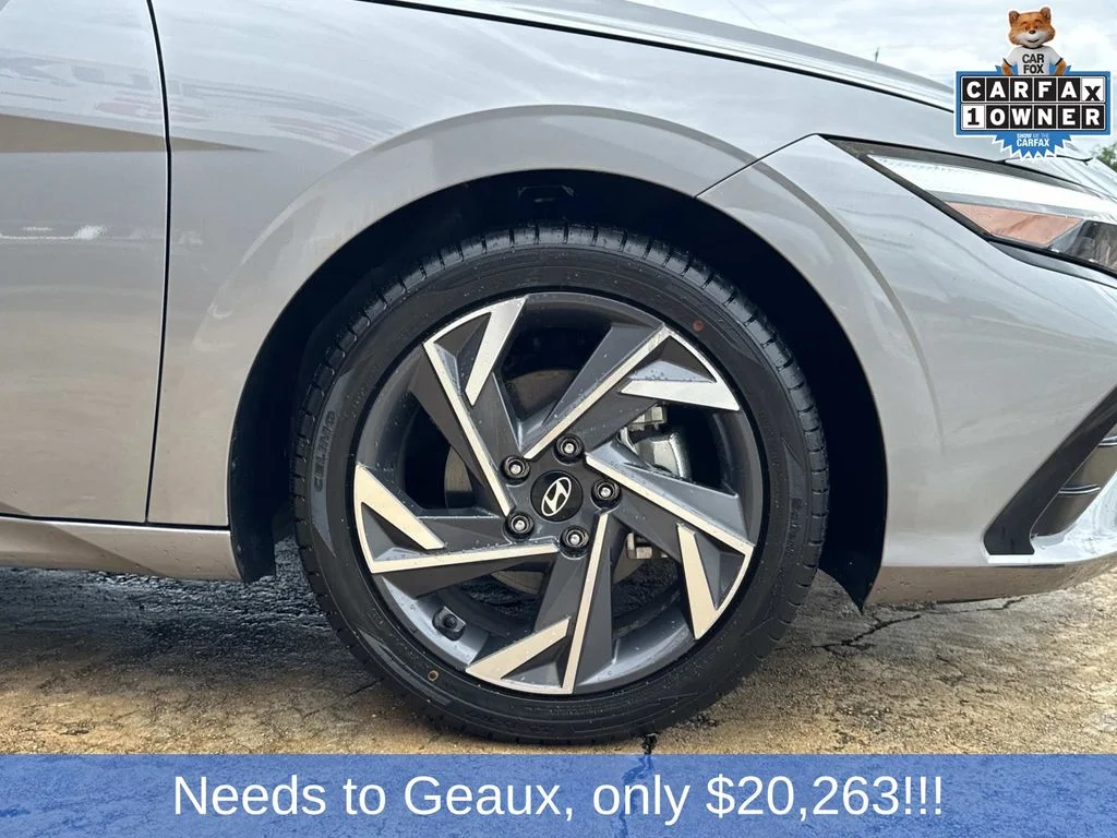 Used 2025 Silver Hyundai SEL Convenience image 18