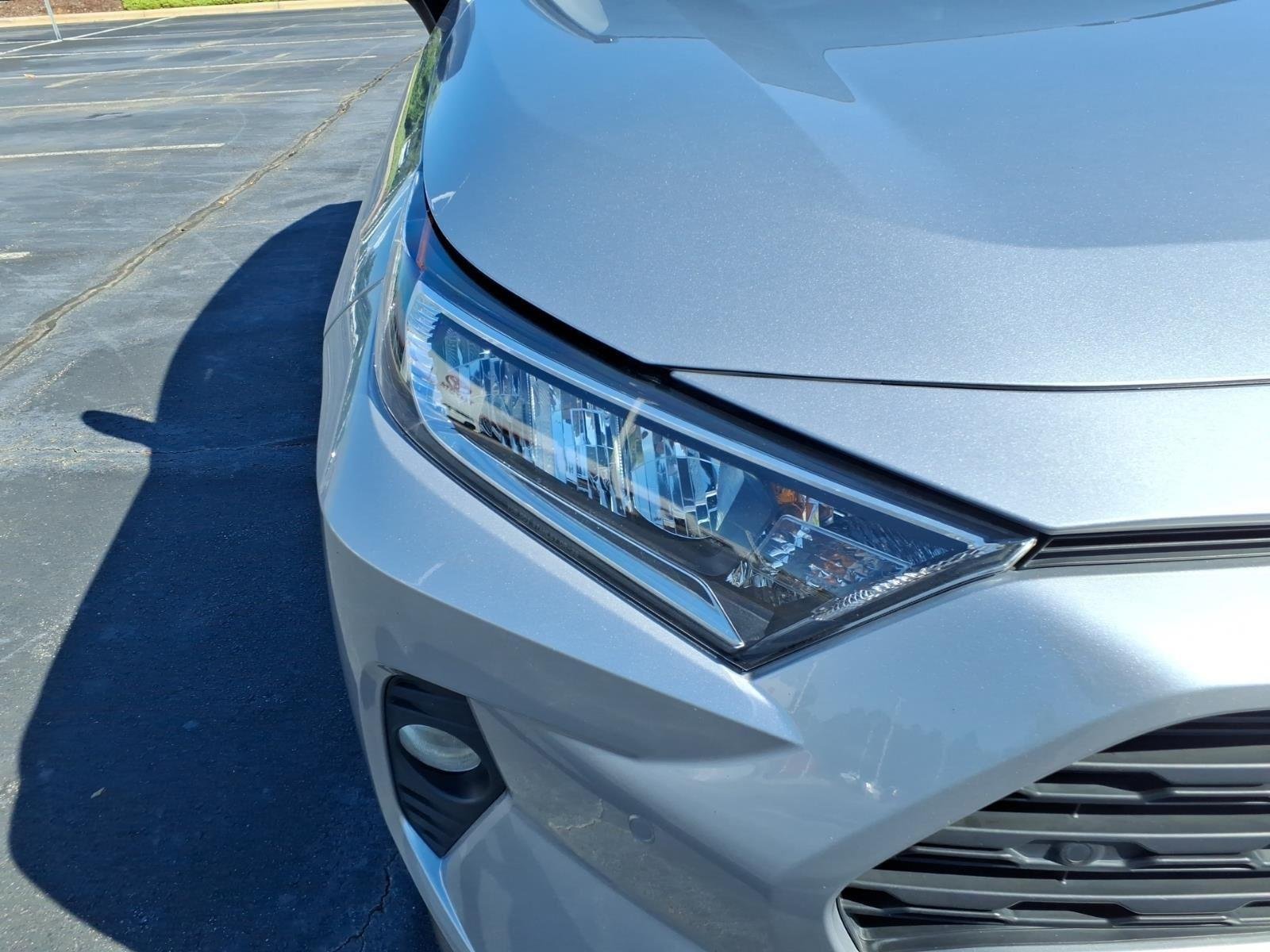 Used 2021 Silver Sky Metallic Toyota XLE Premium image 17