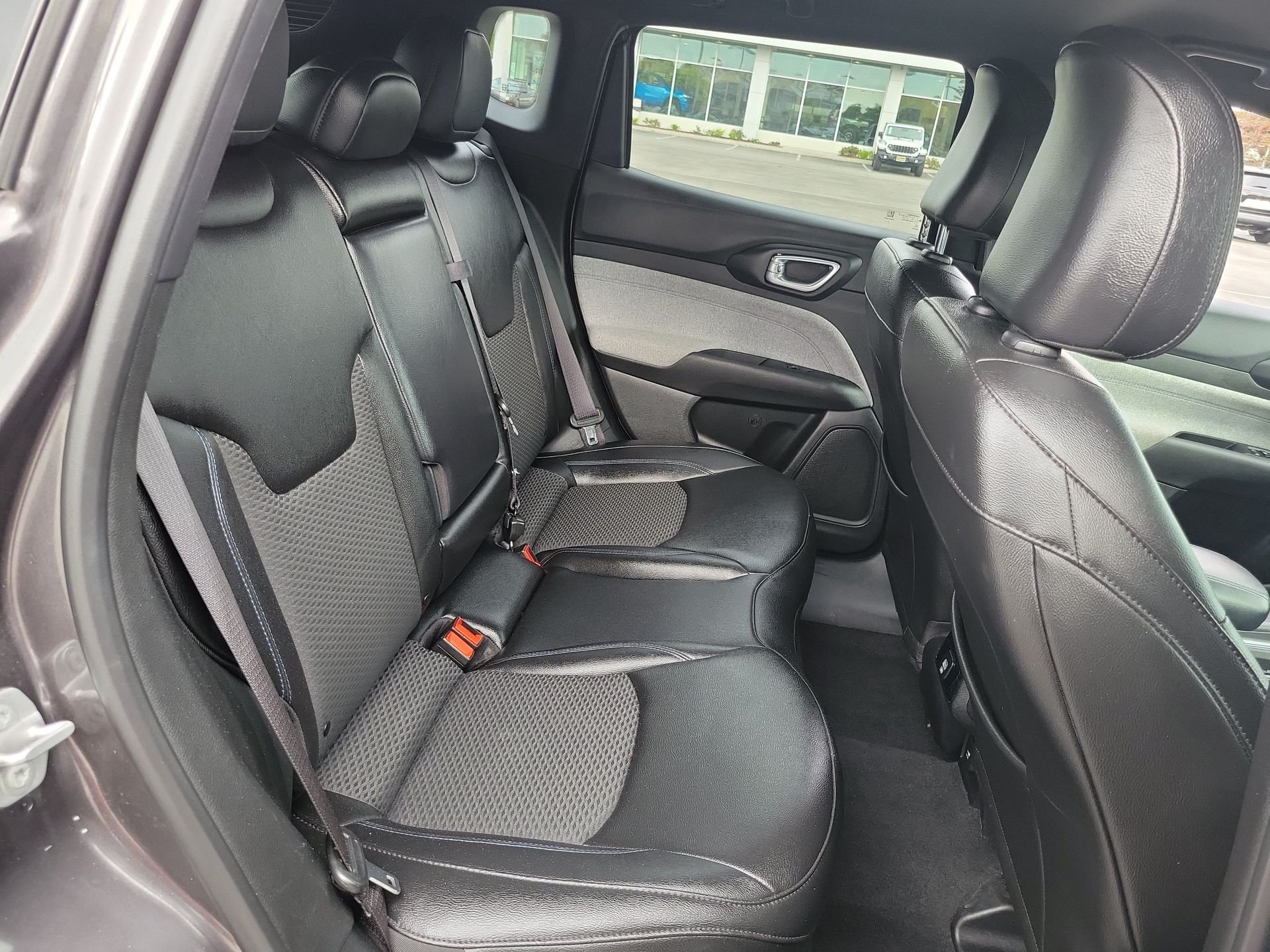 Certified Used 2024  Jeep Latitude image 22
