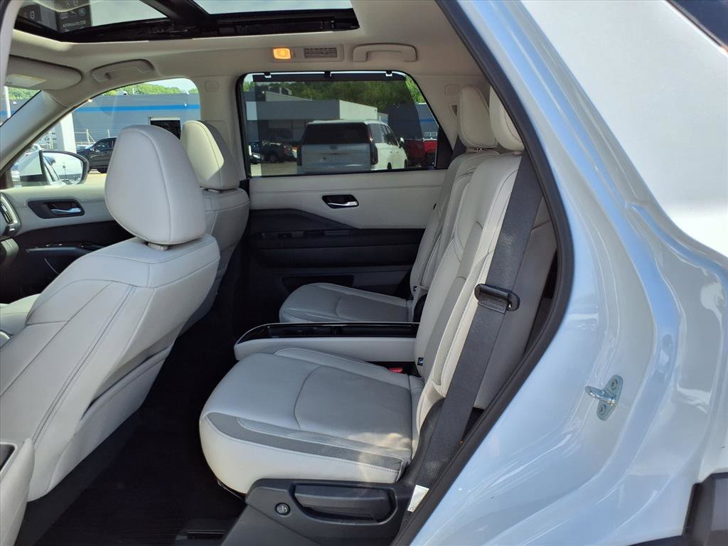 Used 2025 Everest White Pearl Tricoat Nissan SL image 12